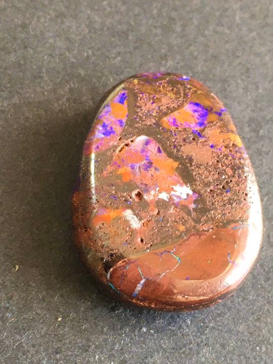 幻想的なボルダーオパールの原石