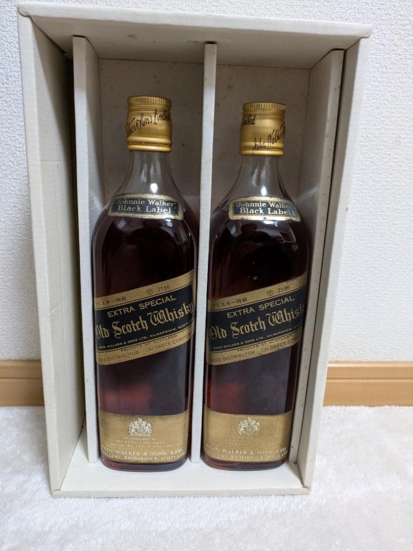 ジョニーウォーカー ブラックラベル】金キャップ 白紋章 箱付き・1970