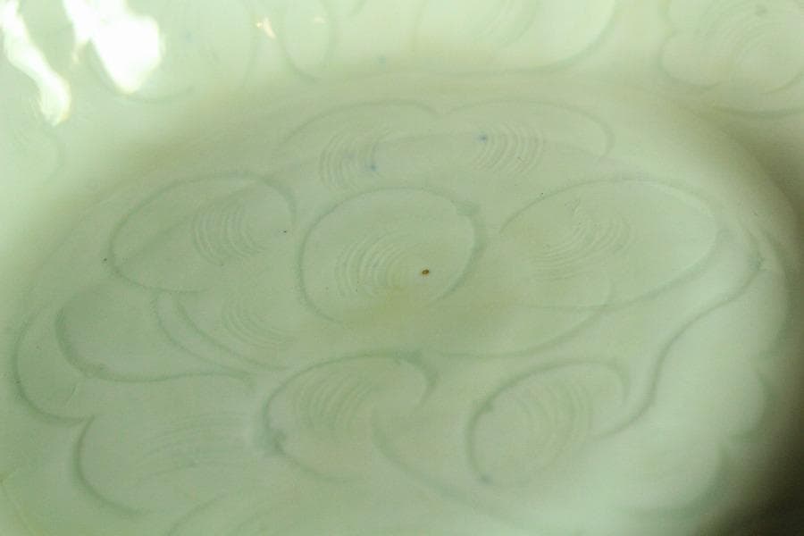 中国美術 白磁 刻草花紋 盤 φ16cm 影青(K-XA682)