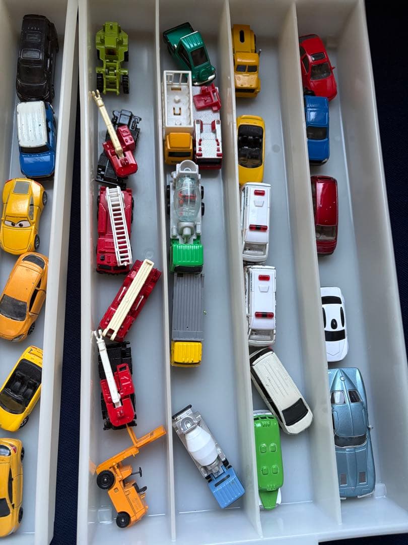 トミカ　その他ミニカーまとめて67台ケース付き　中古品