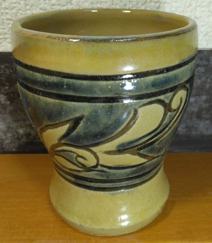 人間国宝 金城次郎 壷屋焼ゴブレット(草花文) 栞 共箱 美品 やちむん 壺屋焼