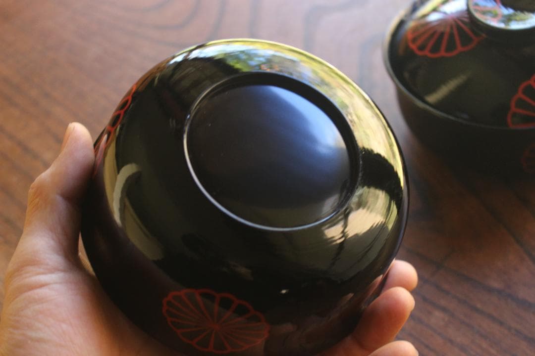 デッドストック！極上刷毛目黒漆に風情ある菊蒔絵の映える煮物椀2点（検京塗雑煮椀