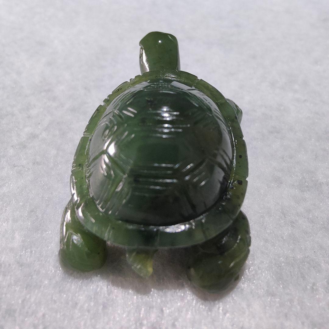 8 子亀 軟玉翡翠（ネフライト）で作った亀 天然石 彫刻 翡翠 ヒスイ 亀