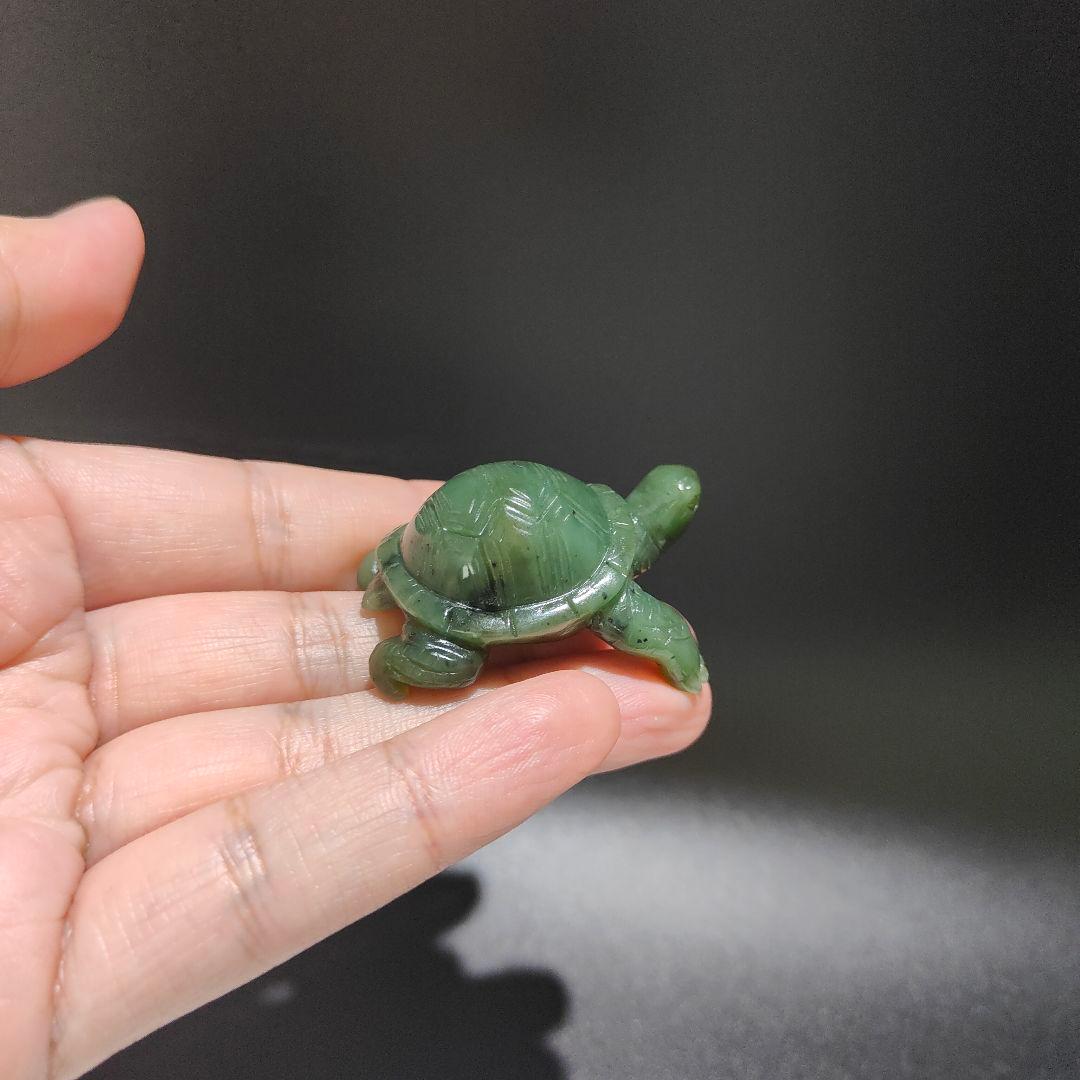 8 子亀 軟玉翡翠（ネフライト）で作った亀 天然石 彫刻 翡翠 ヒスイ 亀