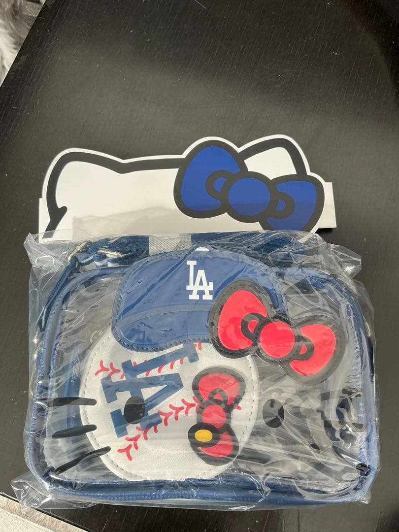 ドジャース × Hello Kitty クロスボディバッグ ポーチ 新品未開封