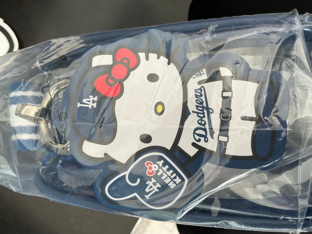 ドジャース × Hello Kitty クロスボディバッグ ポーチ 新品未開封
