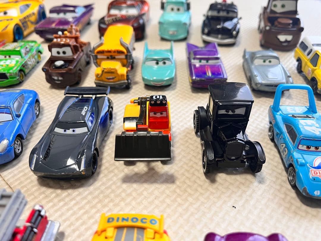 カーズ ミニカーまとめ売り48台＋ピストンカップ付き-アウトレット
