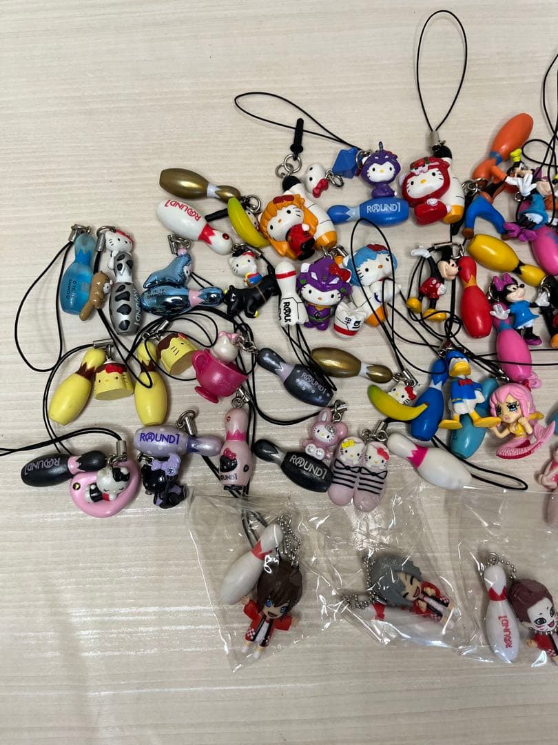 ラウンドワン限定 ハローキティ ストラップ　ディズニー　ワンピース