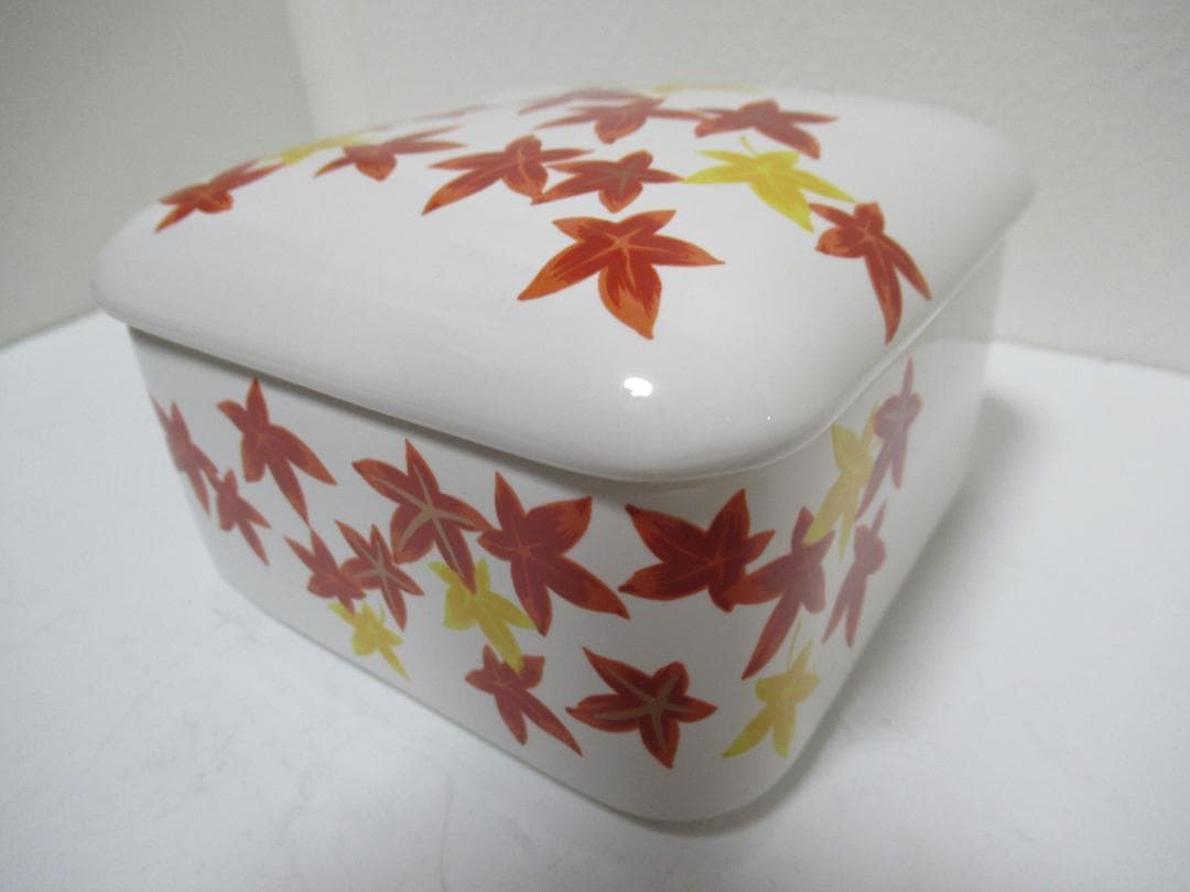 紅葉模様の陶器製容器（蓋付き）