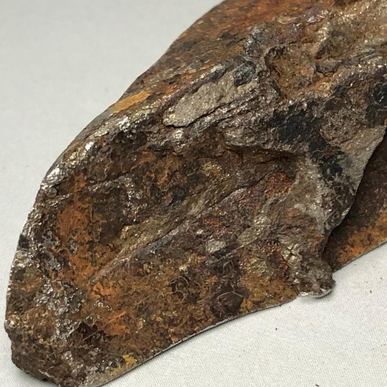 隕石 鉄隕石 アルタイ隕石 原皮付き ナチュラル 原石 重さ約93g 台付き