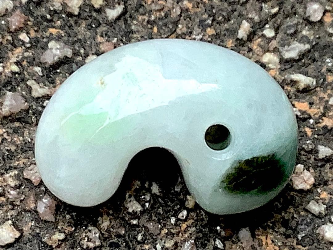 ✳緑混じりの氷肌*アイスジェイド 糸魚川翡翠勾玉 御守りに‼️