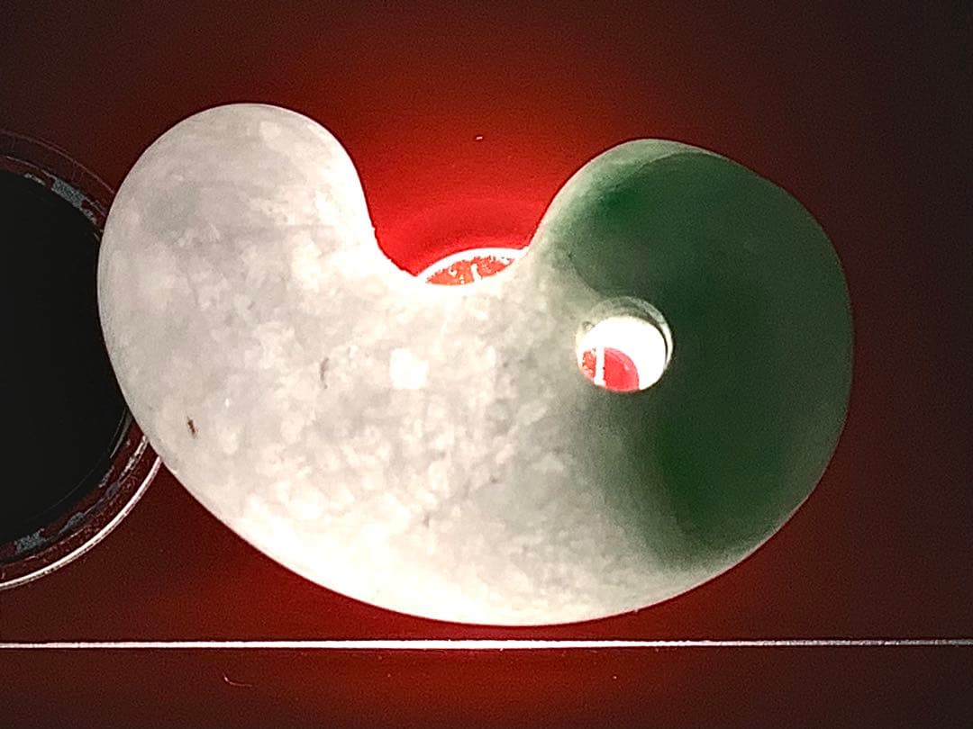 ✳緑混じりの氷肌*アイスジェイド 糸魚川翡翠勾玉 御守りに‼️