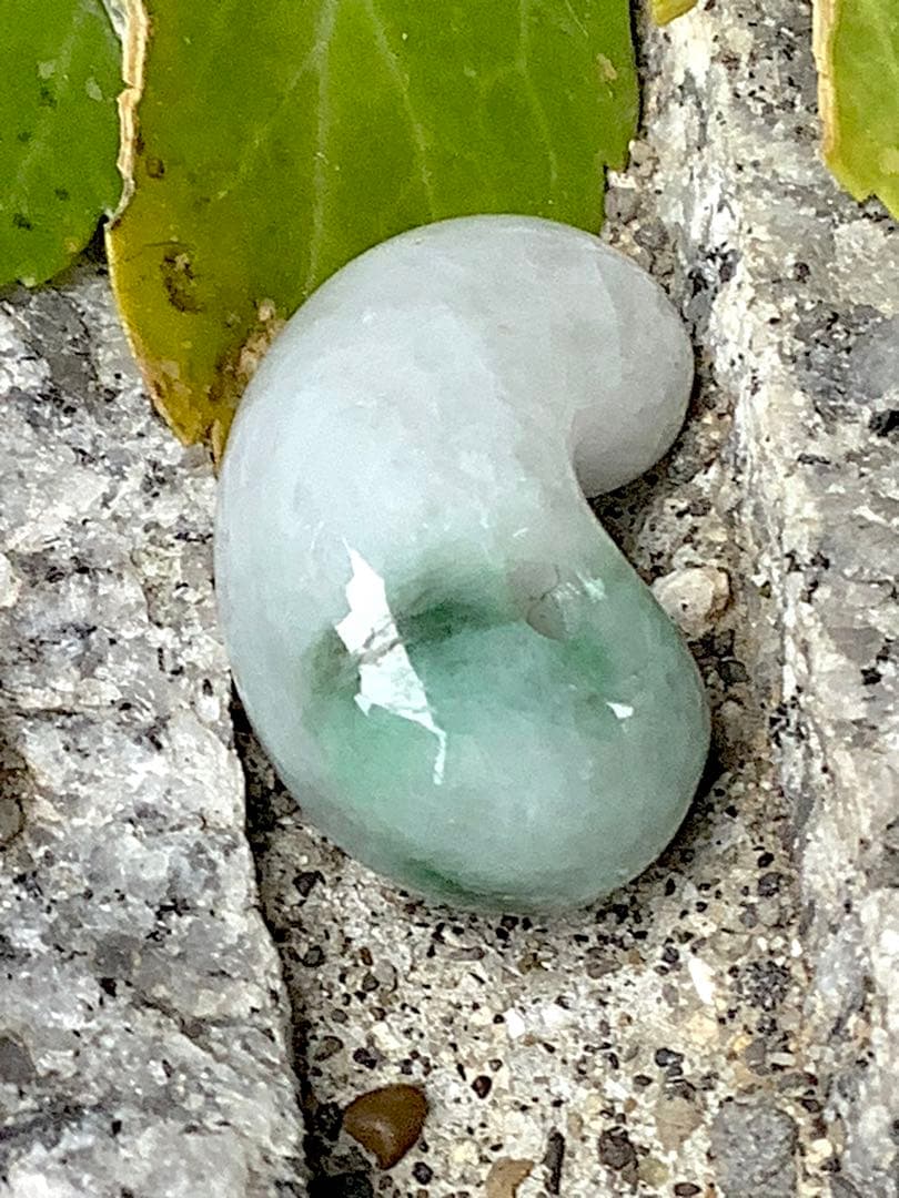 ✳緑混じりの氷肌*アイスジェイド 糸魚川翡翠勾玉 御守りに‼️