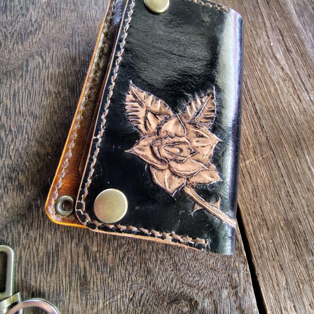 ミドルサイズ トラッカーウォレット 黒×茶 バラのカービング 81