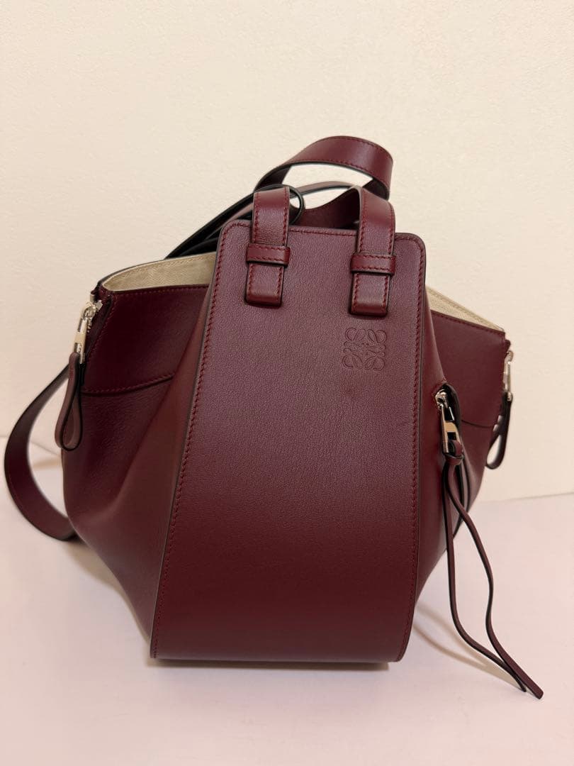 【新品未使用】☆LOEWE HAMMOCK SMALL BAG ☆バーガンディ ハンモックバッグ コンパクト（カーフ） レッド - LOEWE Japan