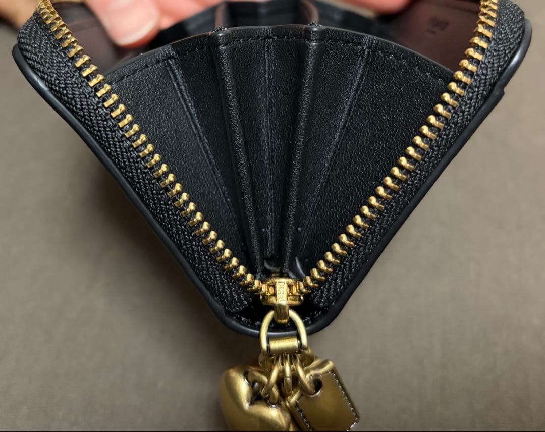 コーチ　エッセンシャル スモール ジップ アラウンド ウォレット・チャーム