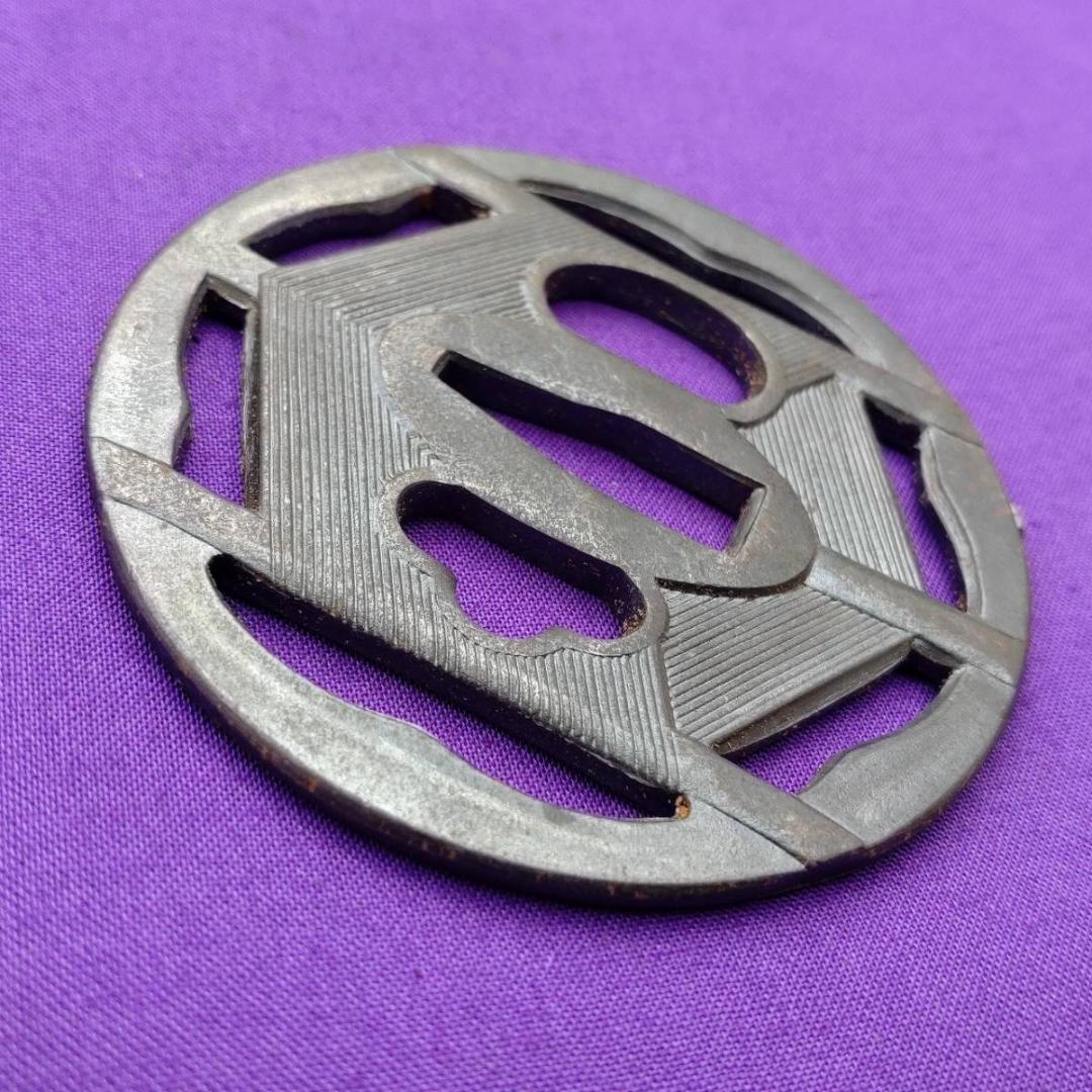 日本刀の鍔 直径約70㎜ 鍔 刀の鍔 鉄地 つば ツバ 鐔 　【9992】