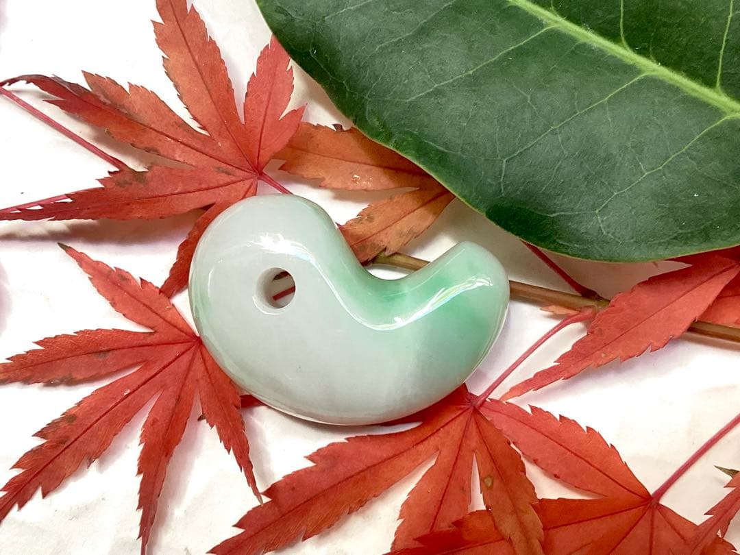 ✳ premiumシリーズ 本物の糸魚川翡翠 開運*摩訶不思議な勾玉 鑑別書付