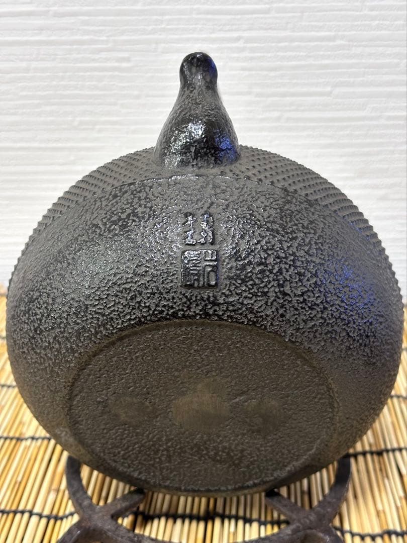 未使用品、供箱、栞、タグ付　南部岩鋳造　１８型姥口アラレ　南部鉄瓶　南部鉄器