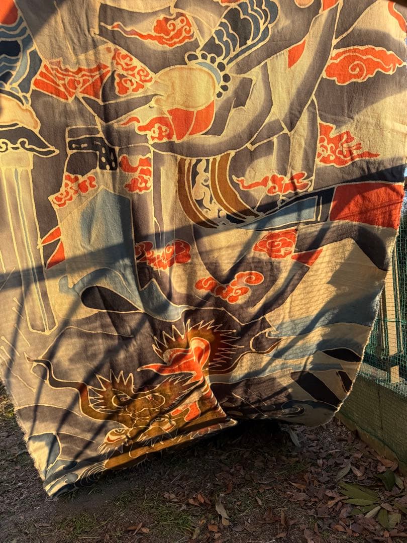 ◯手描きロウケツ染め布 図柄、若武者と戦う悪龍