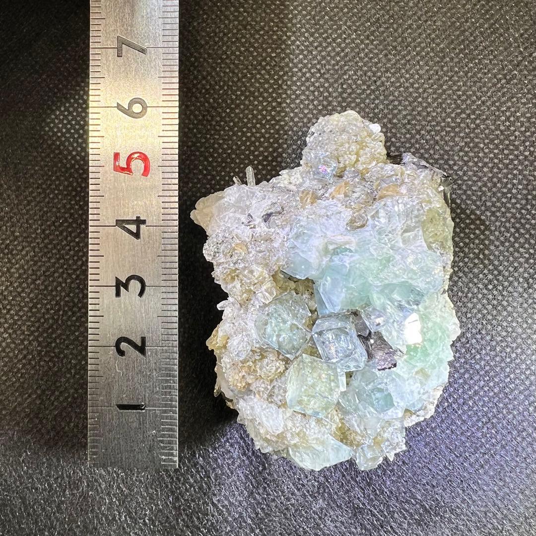 ヤオガンシャン産 「白緑色」「ミントグリーン」多数鉱物共生フローライト