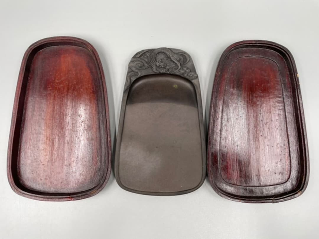 彫刻模様の硯、中国端硯、唐木ケース