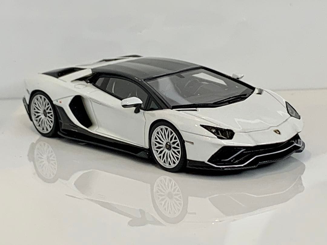 1/43 ランボルギーニ アヴェンタドール Ultimae Bianco Isi