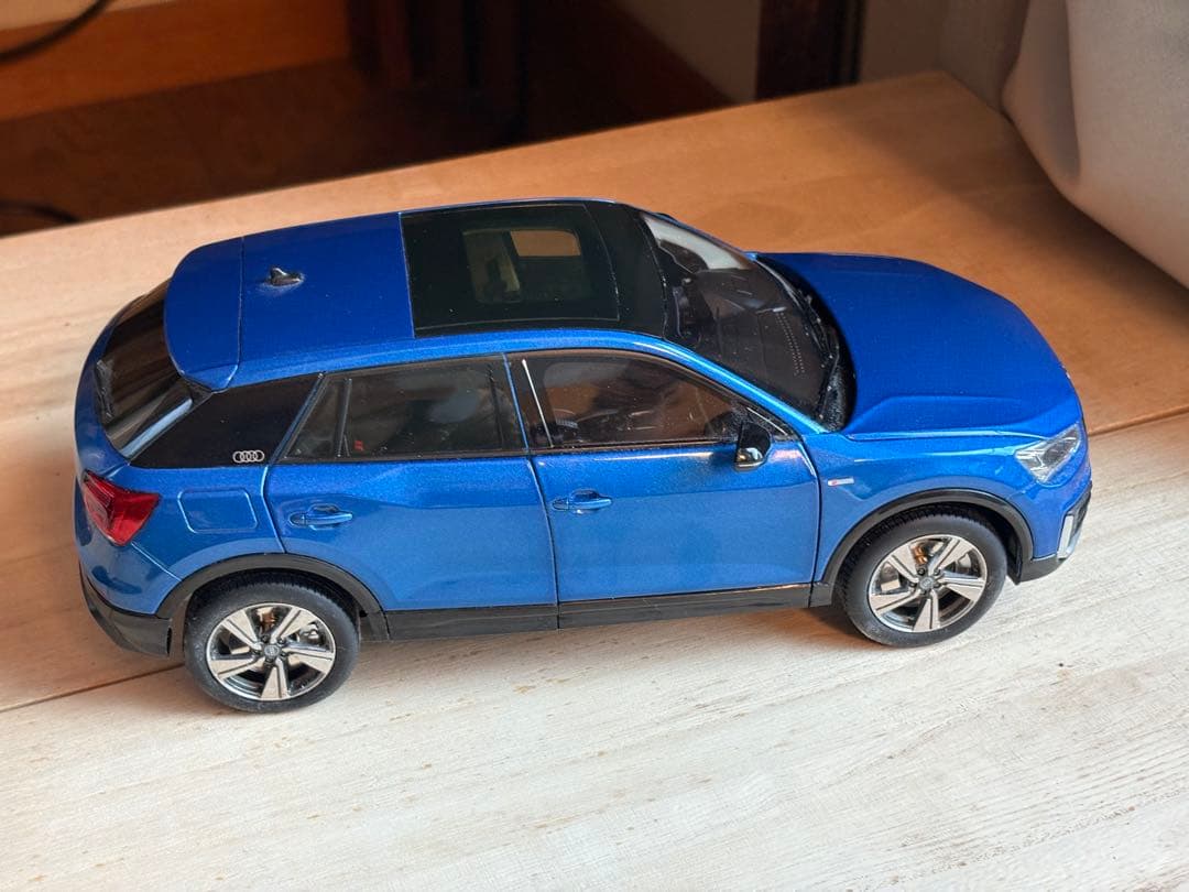 超美品❗️全開閉　希少Audi Q2L ミニカー 青色1/18