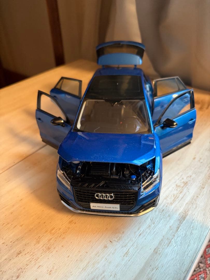 超美品❗️全開閉　希少Audi Q2L ミニカー 青色1/18