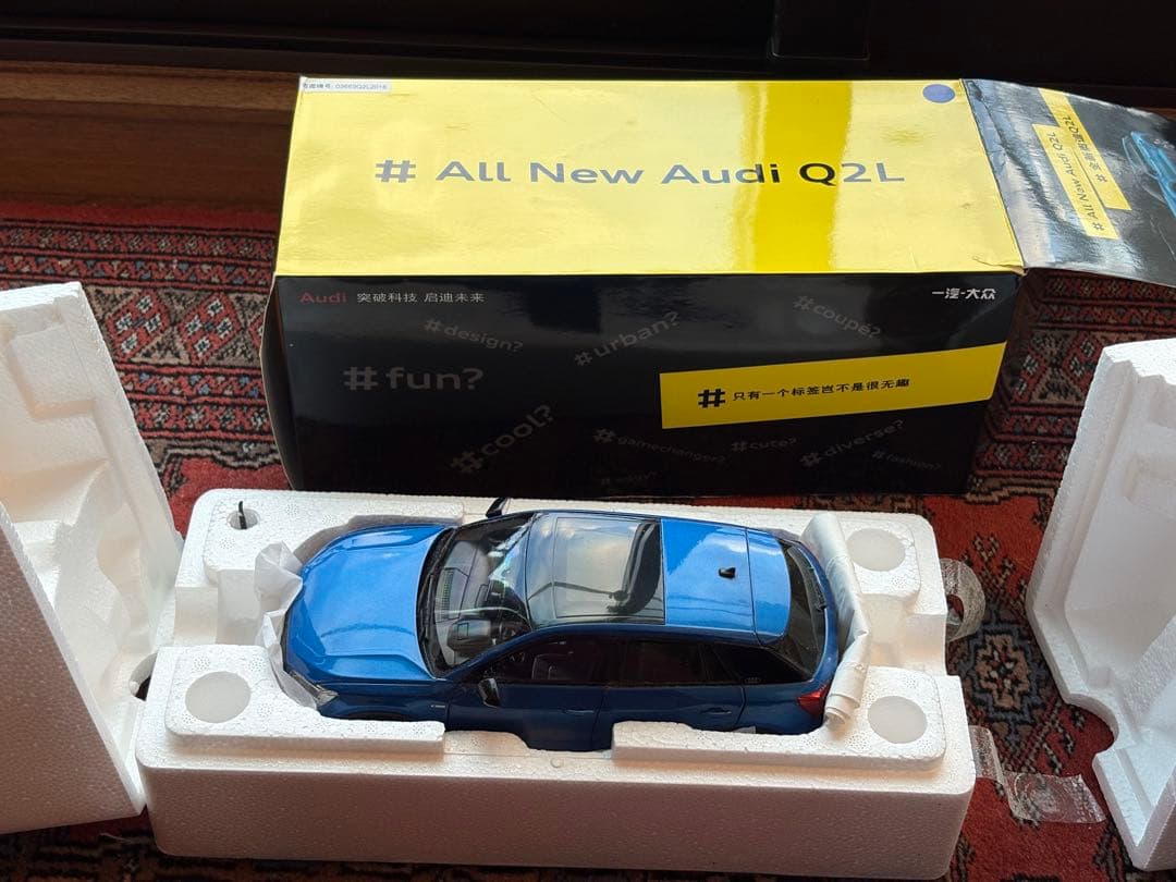 超美品❗️全開閉　希少Audi Q2L ミニカー 青色1/18