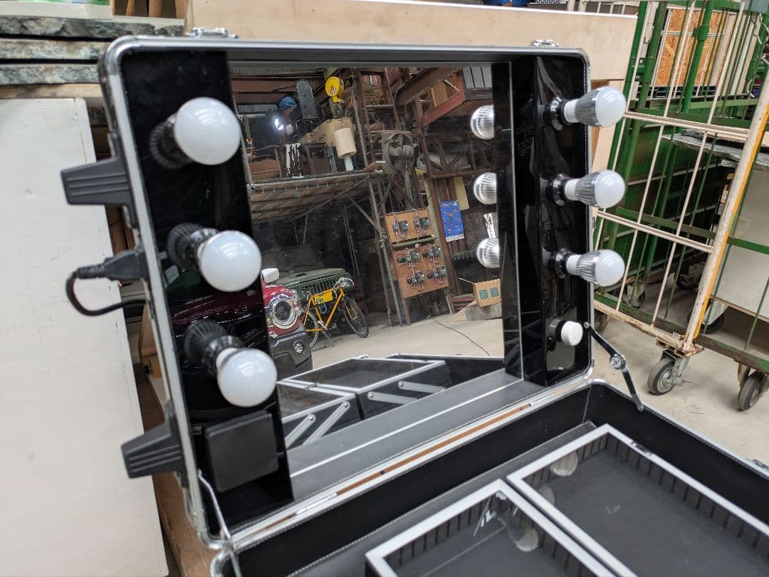 ジュラルミンケース　メイクボックス　LED照明女優ミラー付きメイクアップテーブル