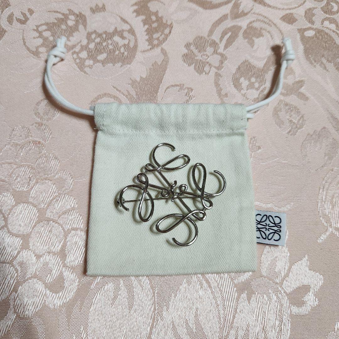 美品】LOEWE ロエベ アナグラムブローチ パラジウム(シルバー) 7M34