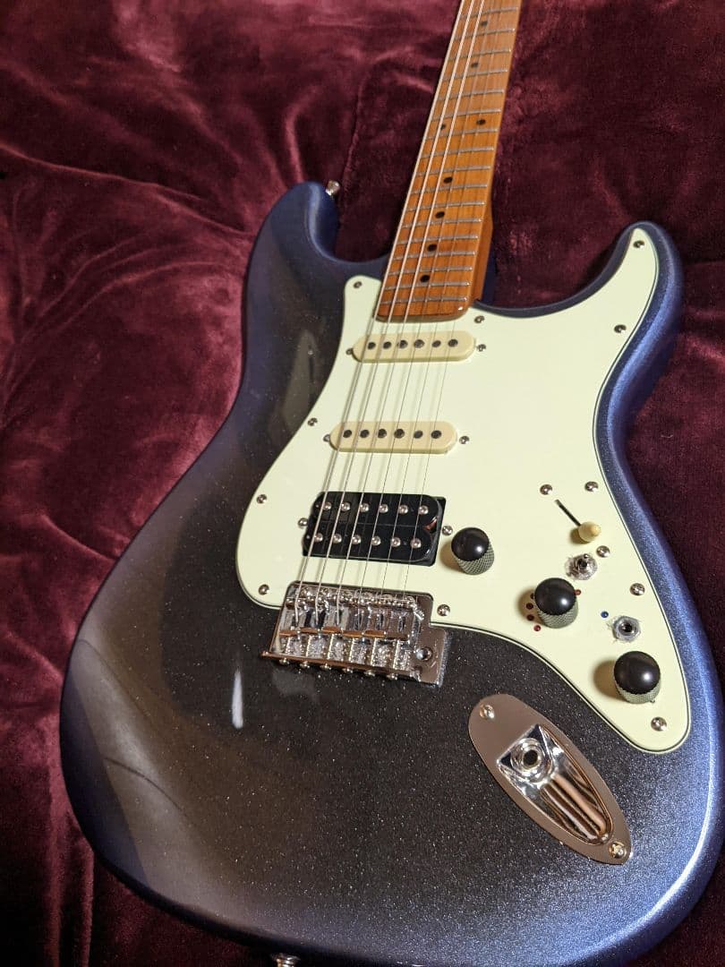 高品質アルダー材とローステッドメイプルネックを採用したプロ仕様のスマートギター