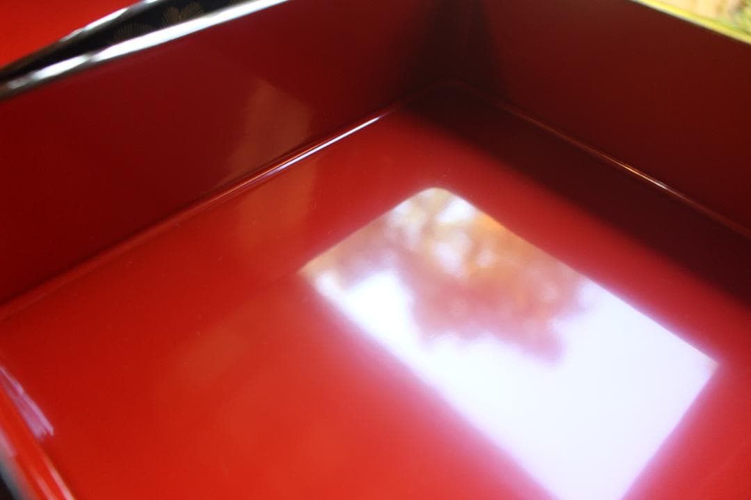 デッドストック！端正な内朱黒漆に優美な松竹梅沈金の輪島塗台付二段重（検重箱お重