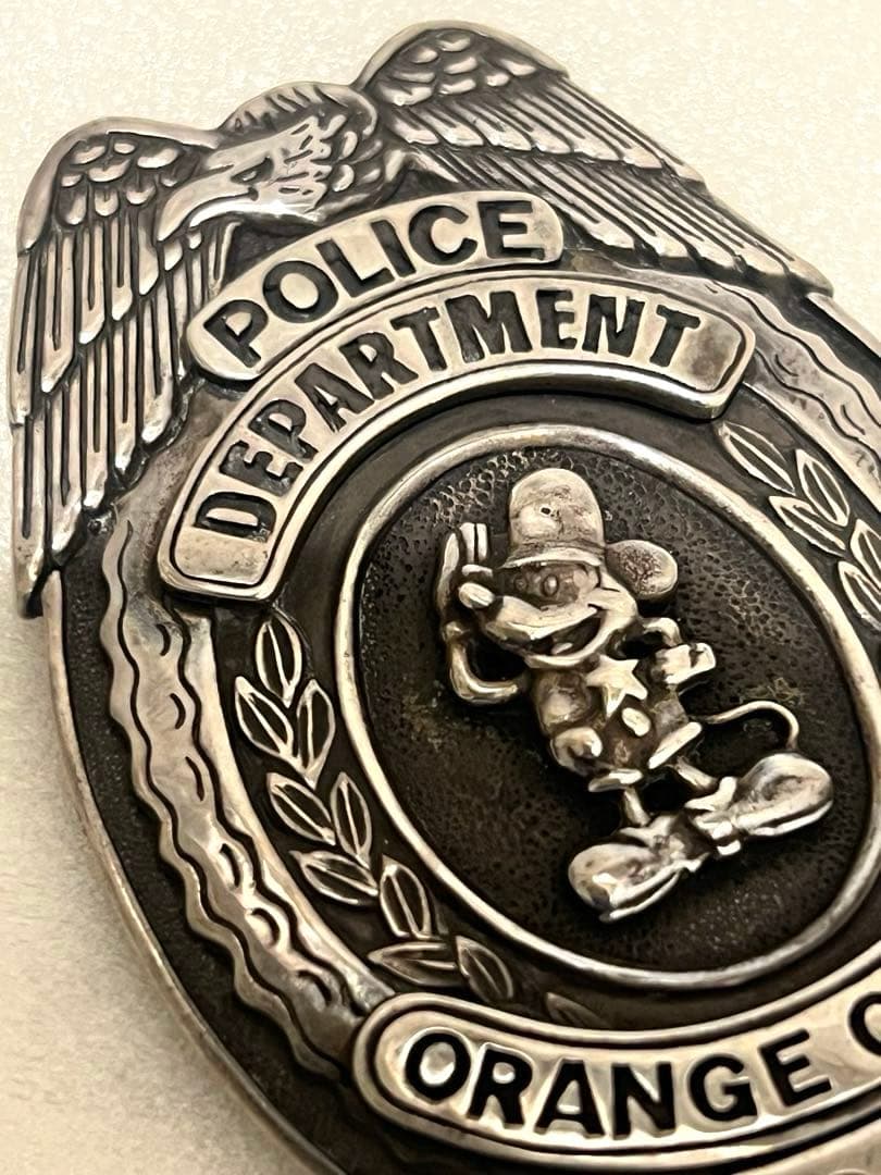 （超希少・人気品）オレンジカウンティ　警察バッジ ミッキーマウス