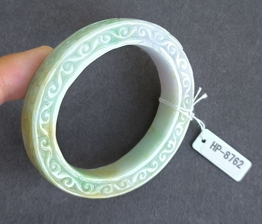 鑑別書付】ミャンマー産本翡翠の貴妃彫刻バングル（長径55×短径46