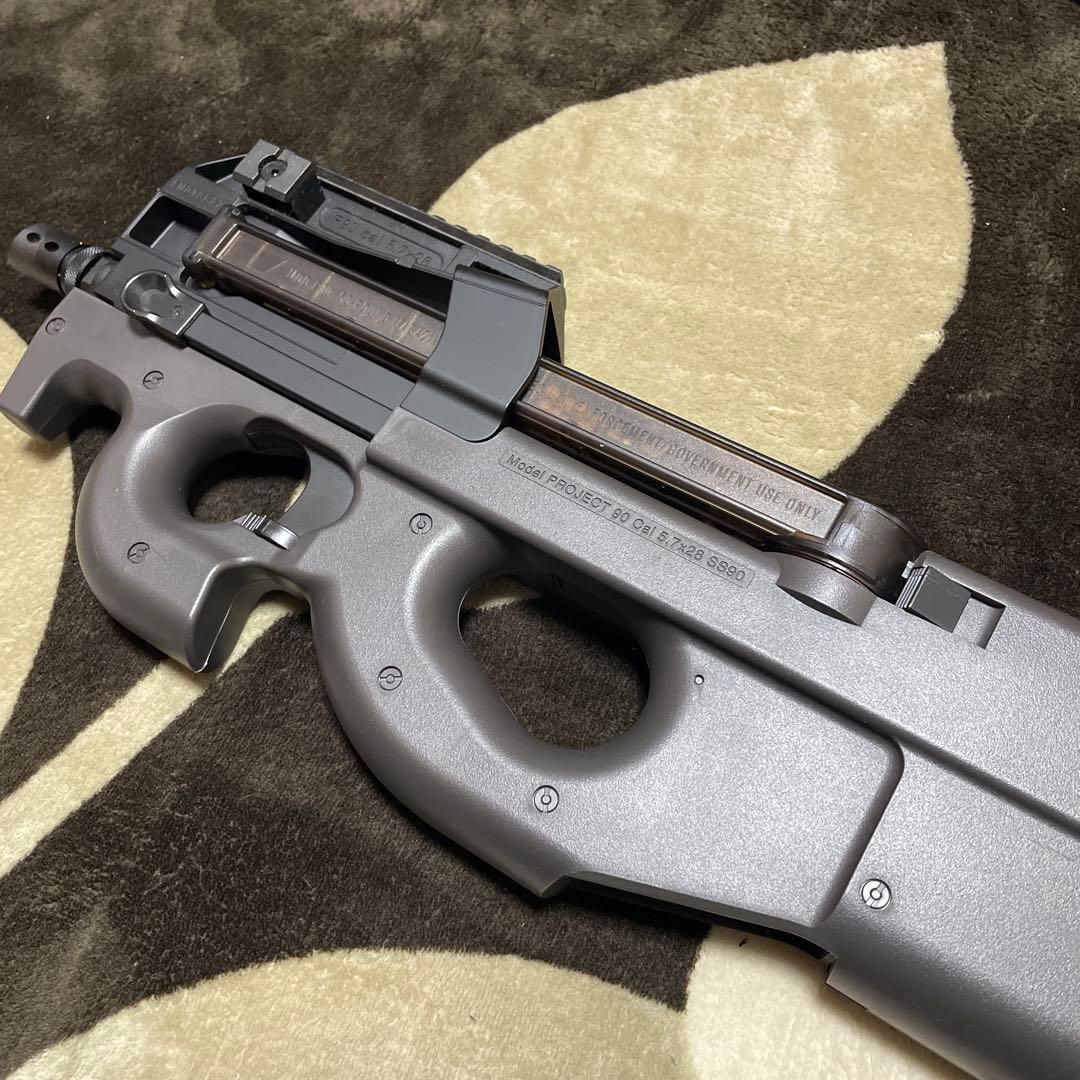 エアガン 東京マルイP90 予備マガジンとバッテリー付き - メルカリ