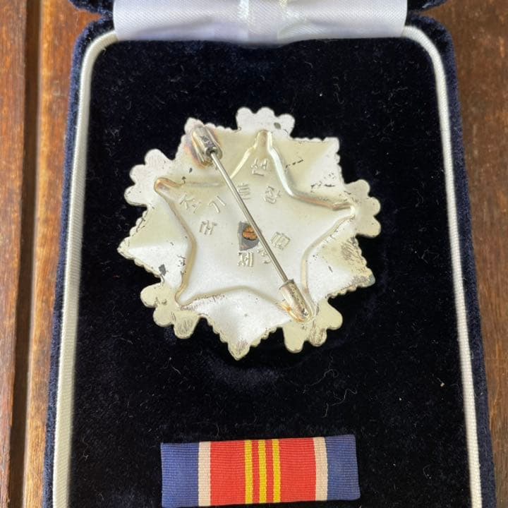 希少！北朝鮮　勲章ヴィンテージ箱付き　メダル　バッジ　ミリタリー雑貨