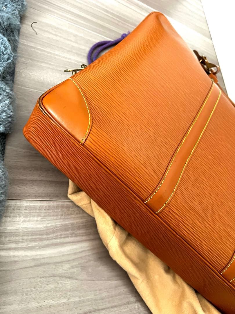 美品 LV ルイ ヴィトン エピ ポルトドキュマン ヴォワヤージュ