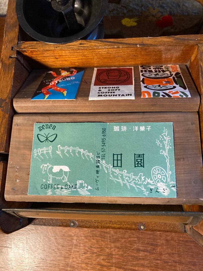 連休特価 喫茶店巡り BOX ゼンマイを回すとゆっくりボードが回転します。