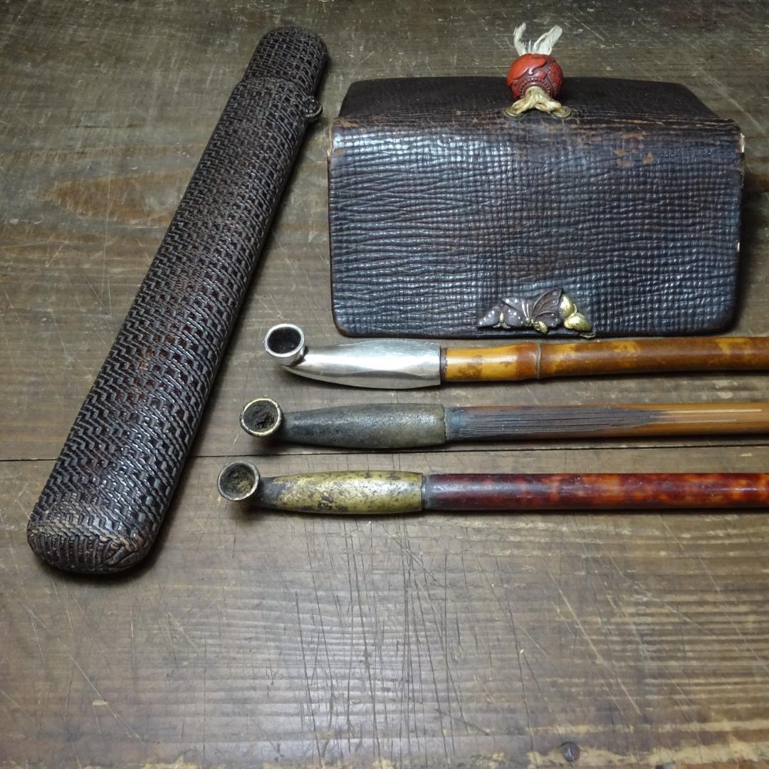古い 煙草入れ+煙管入れ+煙管３つ　　　蝶の前金具　根付