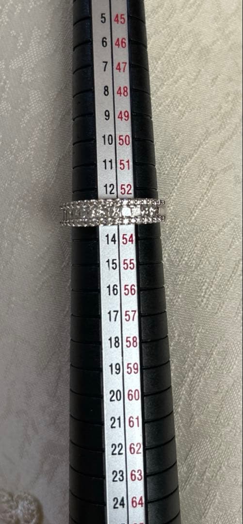 pt950 天然ダイヤモンドリング 0.70カラット真中一列プリンセスカット