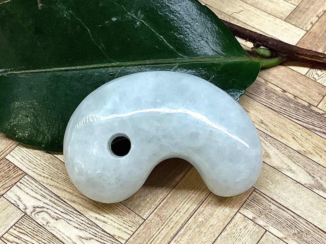 ✳買って損無し‼️氷肌アイスジェイド糸魚川翡翠 本物硬玉勾玉 守護