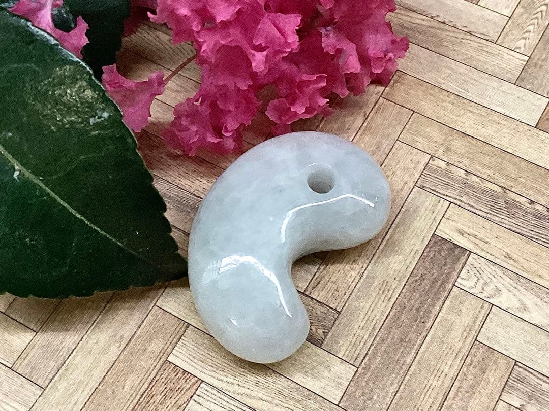 ✳買って損無し‼️氷肌アイスジェイド糸魚川翡翠 本物硬玉勾玉 守護