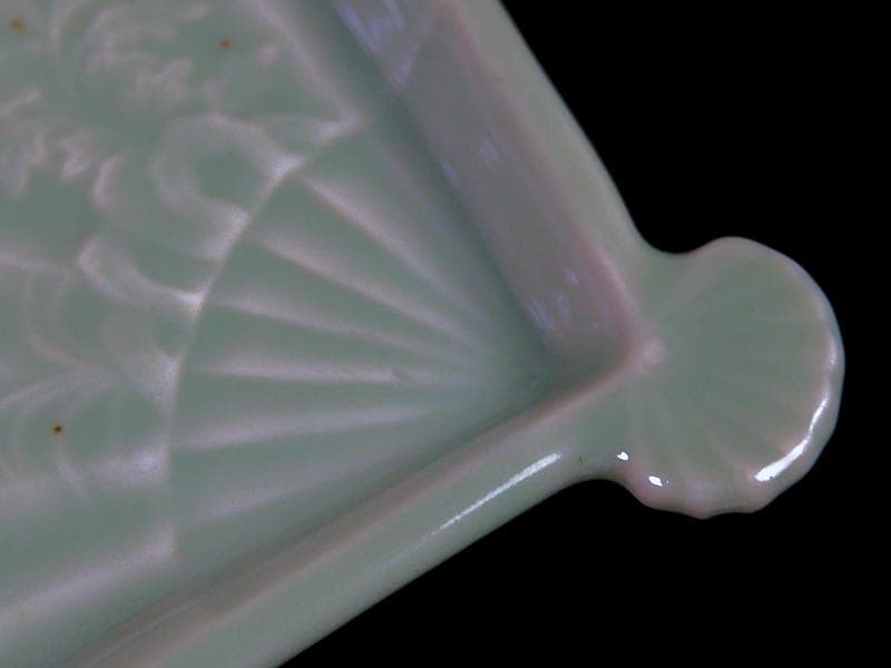 三田青磁 岩に菊の図 扇形手塩皿 C468AS-BZg