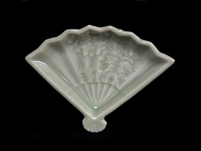 三田青磁 岩に菊の図 扇形手塩皿 C468AS-BZg