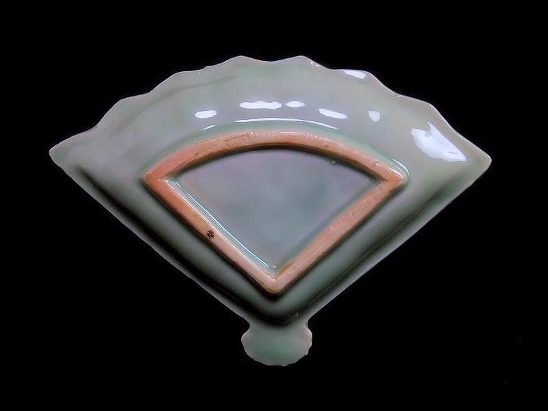 三田青磁 岩に菊の図 扇形手塩皿 C468AS-BZg