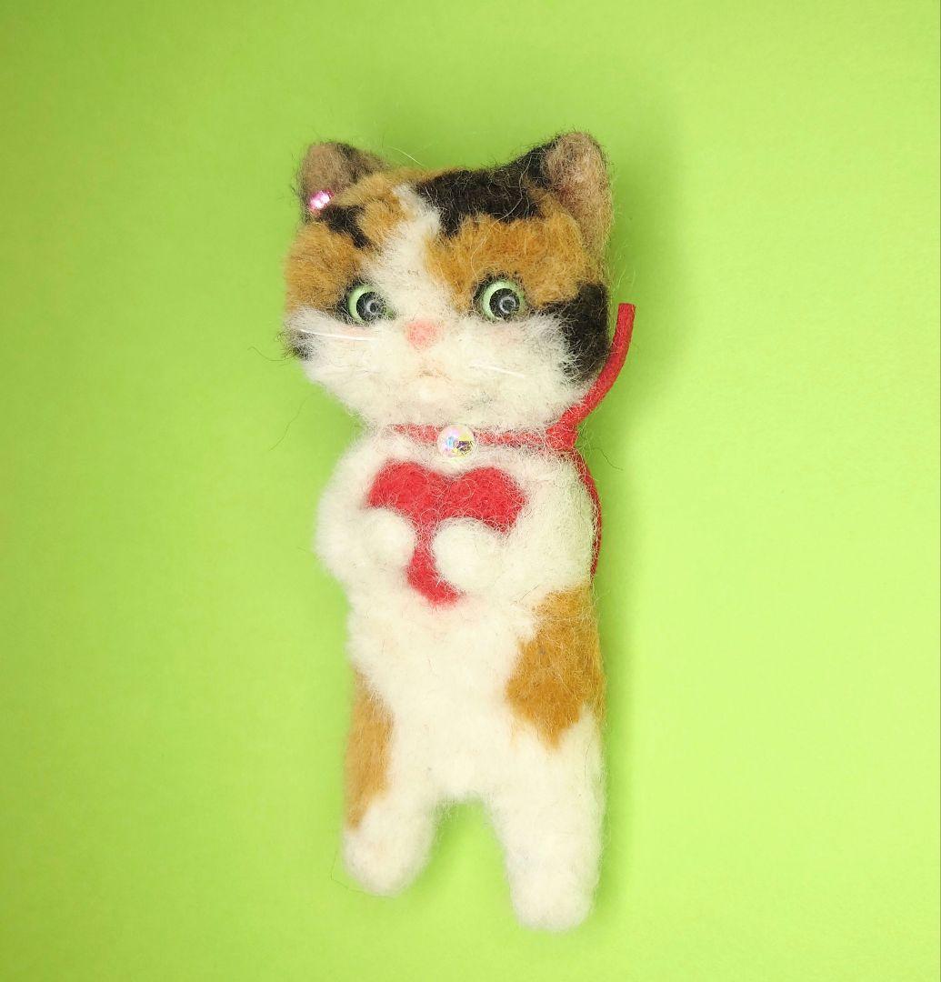ミケ猫ちゃんのバレンタイン 羊毛フェルトブローチ - メルカリ