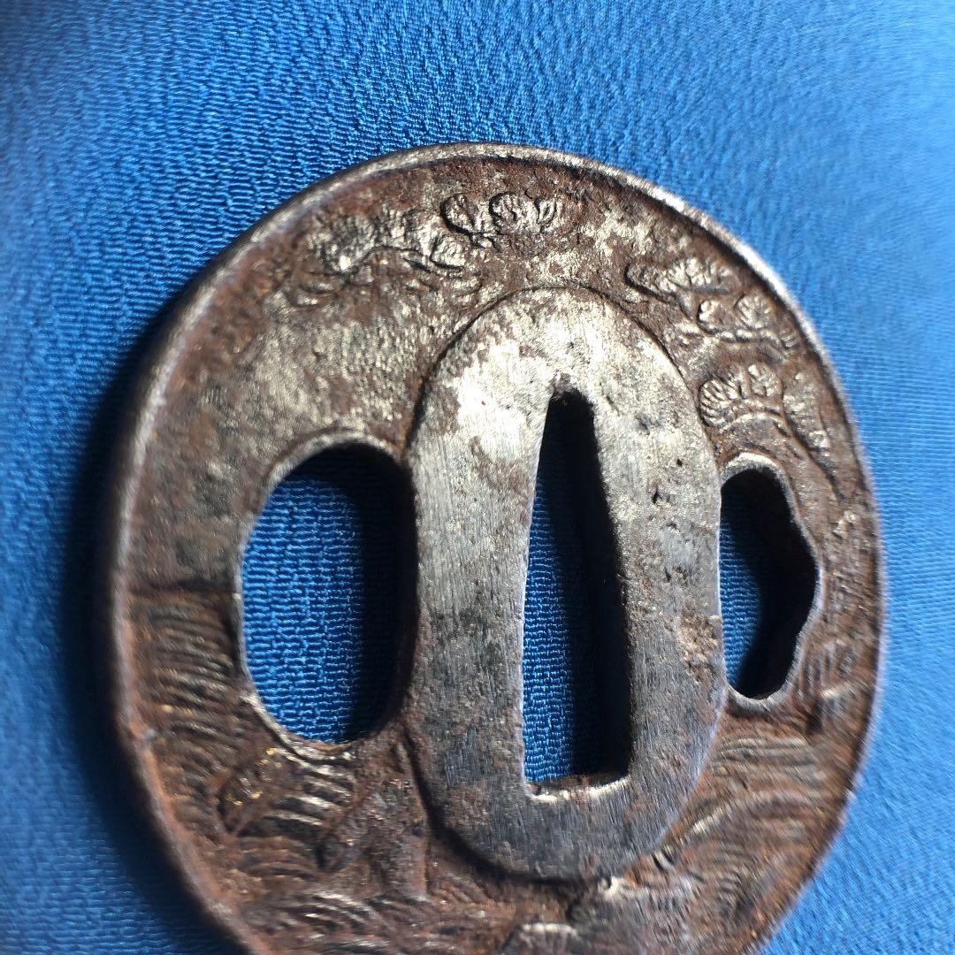 江戸時代の鉄製小鍔！草原にネズミ、松や波が刻まれた逸品！