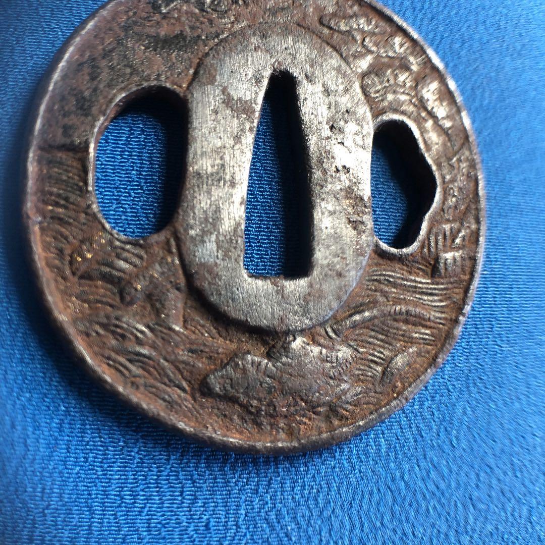 江戸時代の鉄製小鍔！草原にネズミ、松や波が刻まれた逸品！